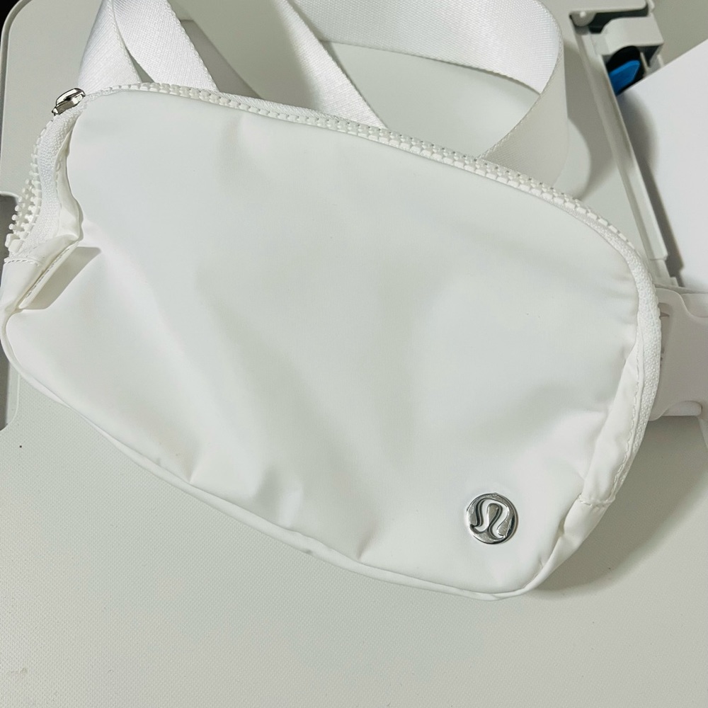 Lululemon everywhere belt bag white